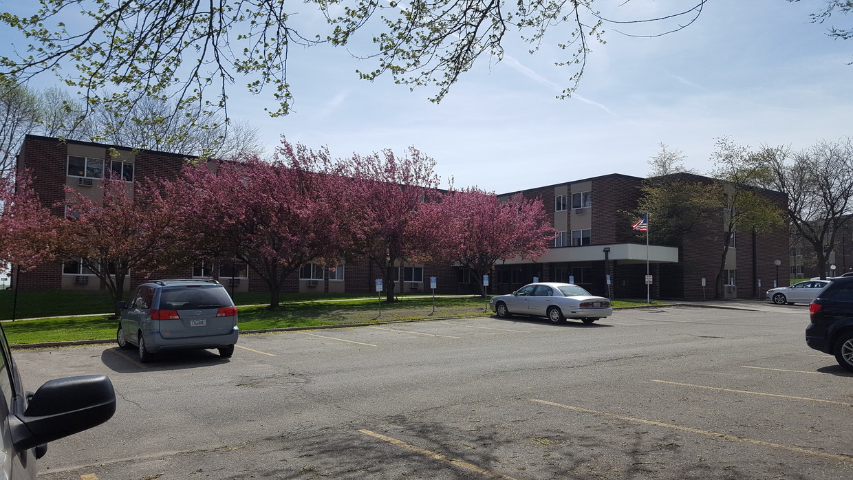 Primary Photo - Crossroads Square