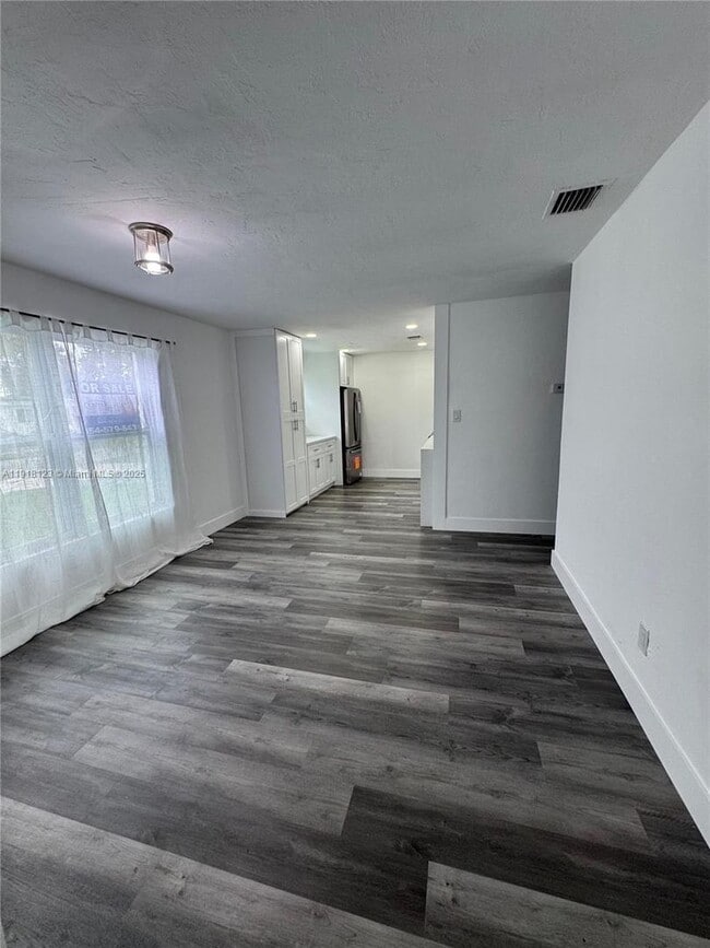 Building Photo - 5611 SW 38th St