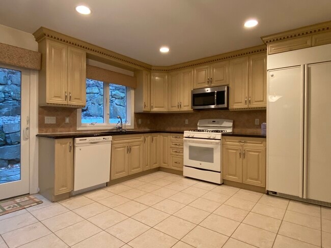 Kitchen - 694 Undercliff Ave