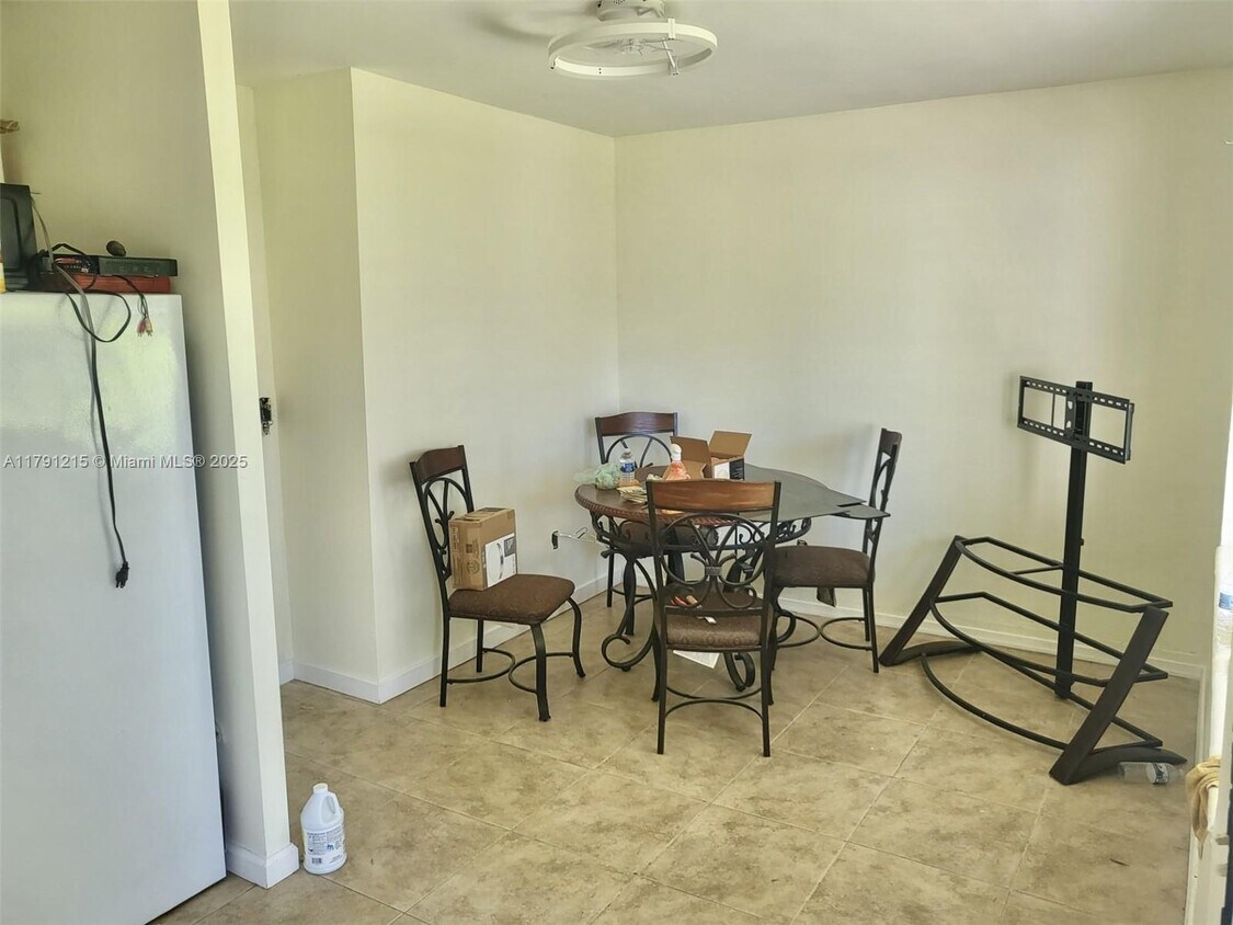 Foto principal - 1649 Moffett St