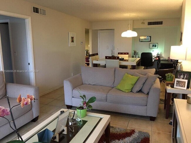 Foto del edificio - 3475 North Country Club Drive Apt #507, Mi...