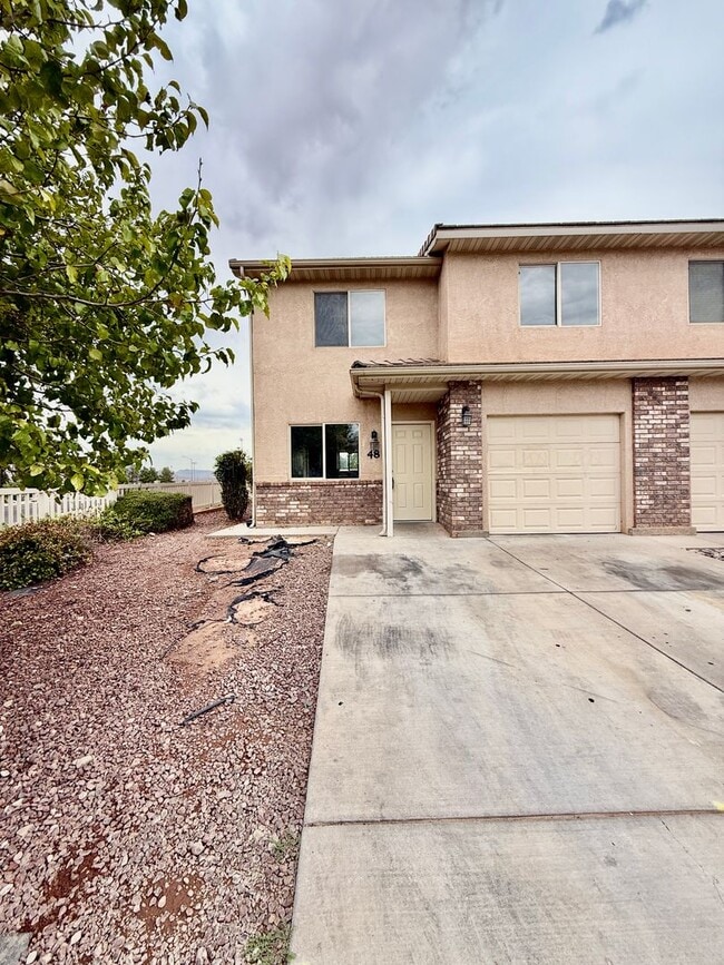 Building Photo - 3 Bedroom Townhome