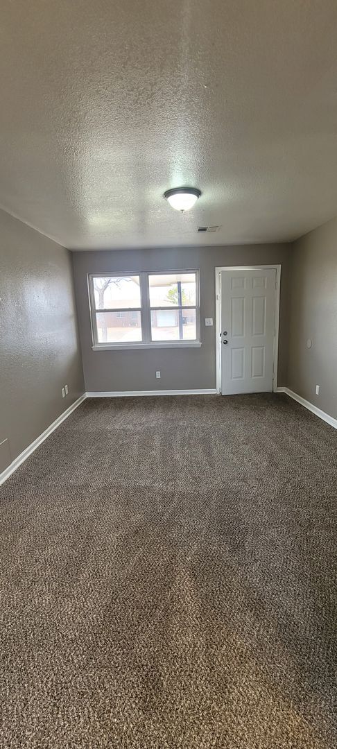 Building Photo - Cute 4 bedroom House