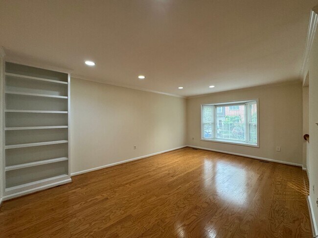 Building Photo - Well-Maintained 3 Bed 3.5 Bath Townhome Wi...