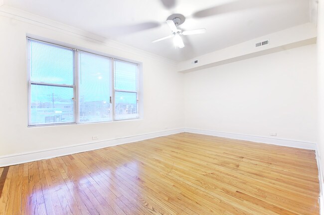 Building Photo - 5207 W Belmont Ave