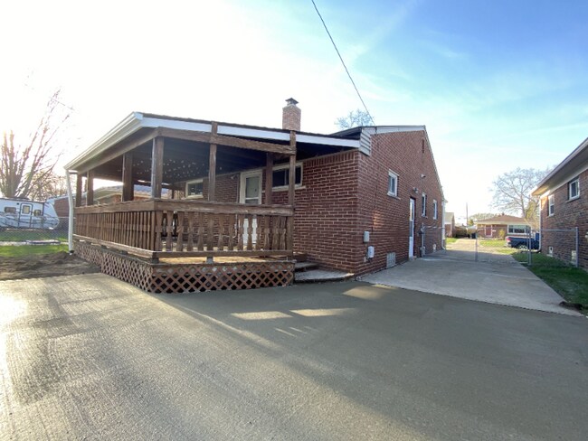 Building Photo - 305 Park Dr