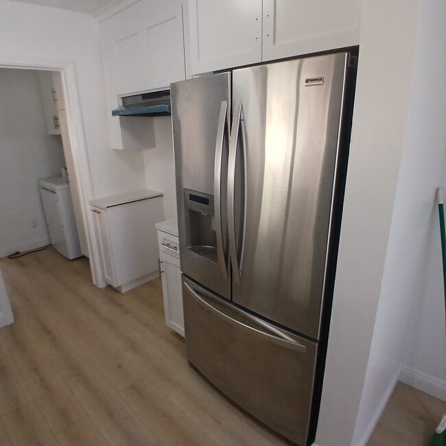 Building Photo - 434 S Del Mar Ave