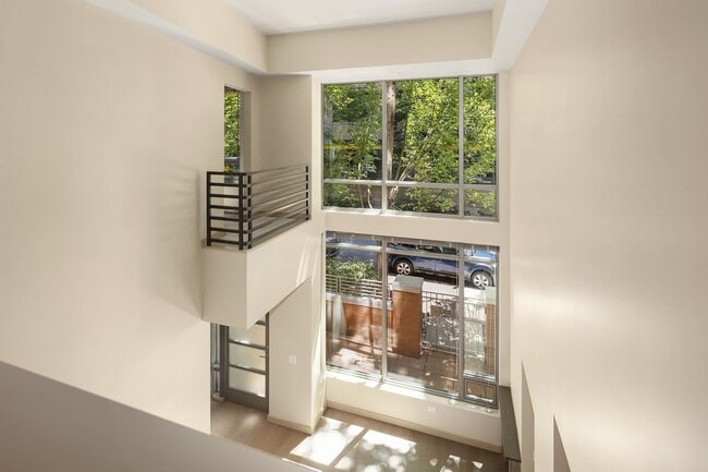 Building Photo - 910 Lenora St