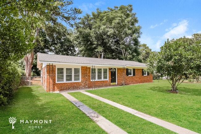 Building Photo - Charming 4 Bedroom Brick Bungalow