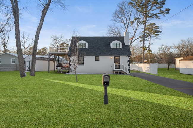 Building Photo - 207 Woodlawn Ave