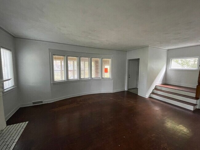 Foto del edificio - Huge 4 Bedroom in South East End Neighborhood