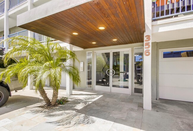 Building Photo - 356 Playa Del Norte St