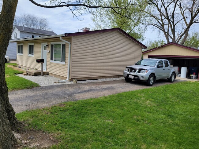 Building Photo - 36348 N Edgewood Dr