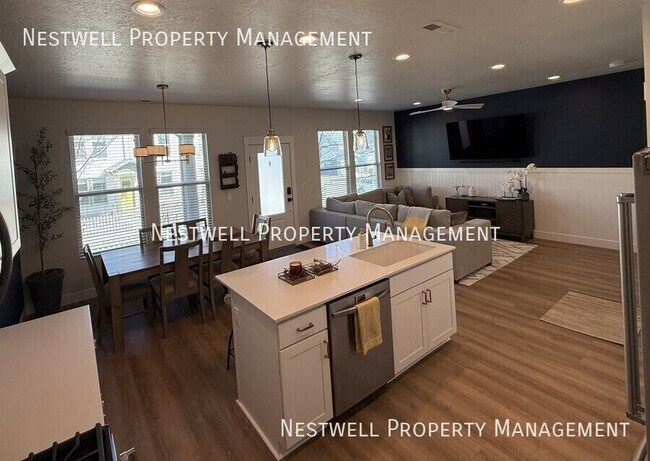 Foto del edificio - Light and Bright Daybreak Smart Townhome
