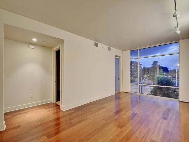 Building Photo - 210 Lee Barton Dr