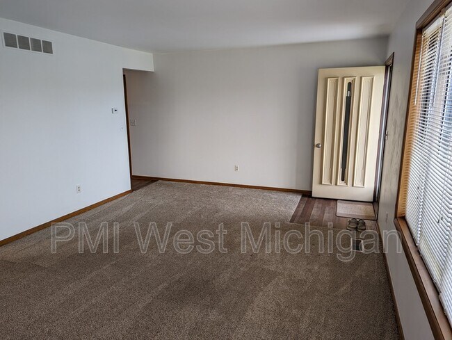 Building Photo - 672 Waterview Ct SW