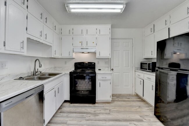 Building Photo - 4 Bedroom/2 Bath Renovated Home Available ...