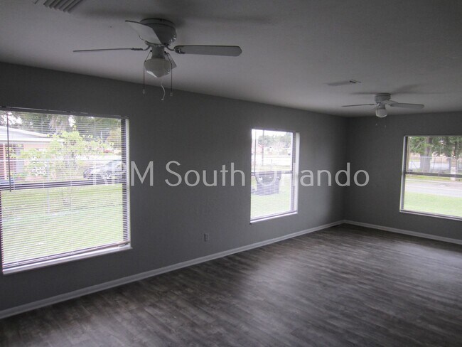 Foto del edificio - Move in ready! 2/2