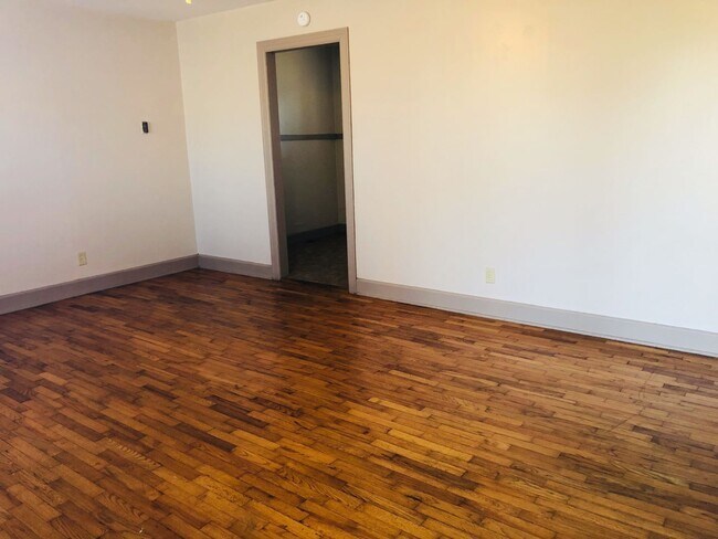 Building Photo - Coming in March - 3 Bed 2 Bath Duplex clos...