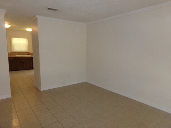 Foto del edificio - 2BR/1BA Milton Duplex with Huge Fenced Backyard, Tile Flooring Throughout & Convenient Access to ...