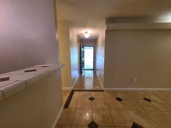 Building Photo - 1115 Sleepy Hollow Cir