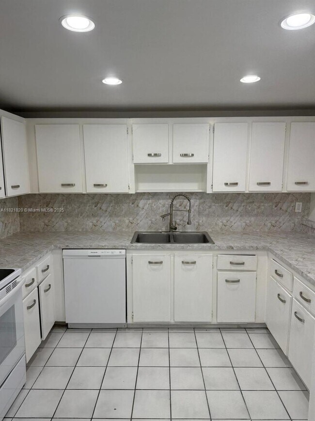 Foto del edificio - 7010 NW 186th St
