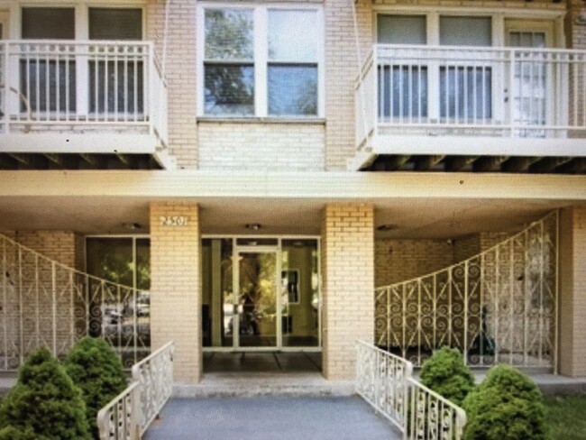 Building Photo - 2501 W Touhy Ave