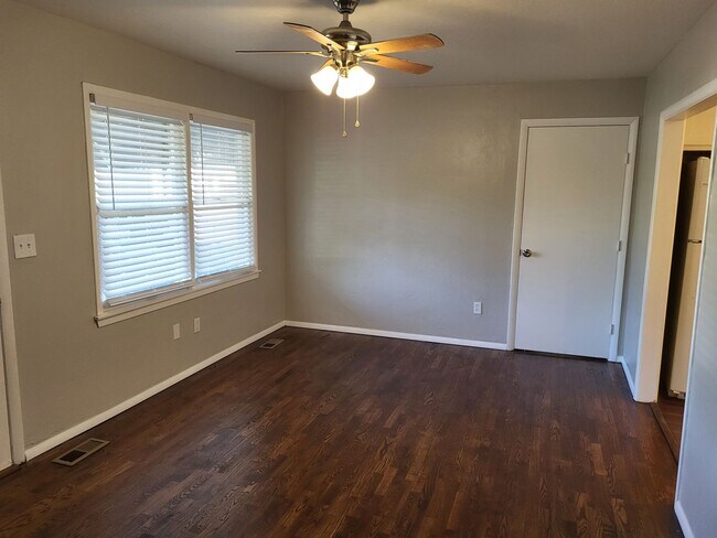 Building Photo - Beautiful 3 bedroom house with granite countertops and central heat and air