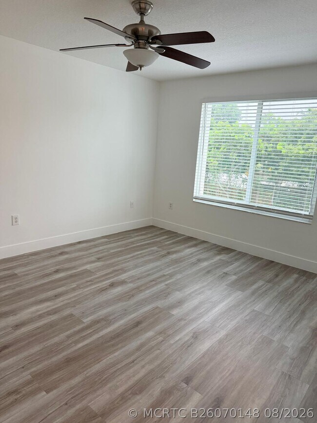 Building Photo - 819 Villa Cir