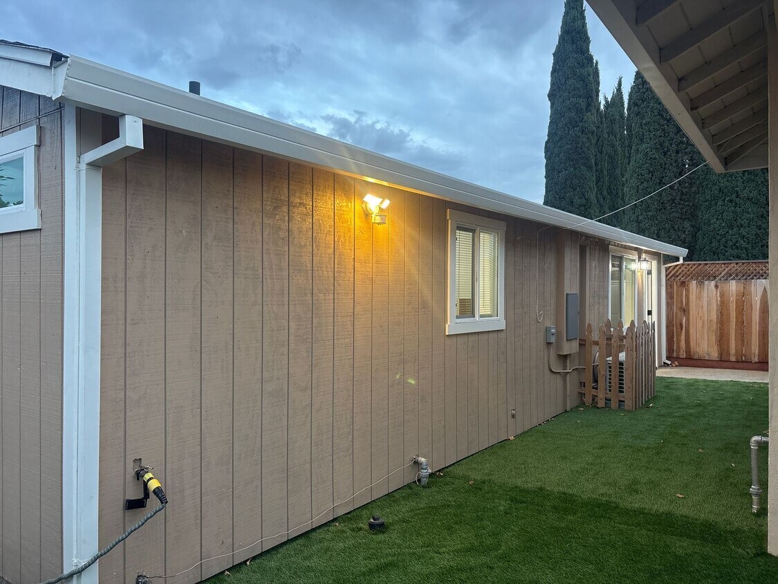 Foto principal - NEW BRENTWOOD CONSTRUCTION ADU! HIGHLY UPGRADED NEW KITCHEN & BATHROOM! 3 BEDROOMS & 1 BATHROOM! ...