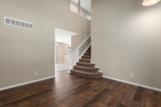 Building Photo - 9320 Cove Creek Dr