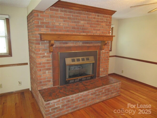 Building Photo - 106 E Klutz St