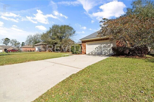 Building Photo - Charming 4 Bedroom/2.5 Bathroom in Fairhope!
