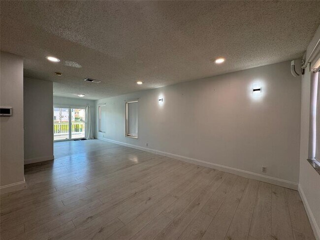 Foto del edificio - 7481 Santa Monica Dr