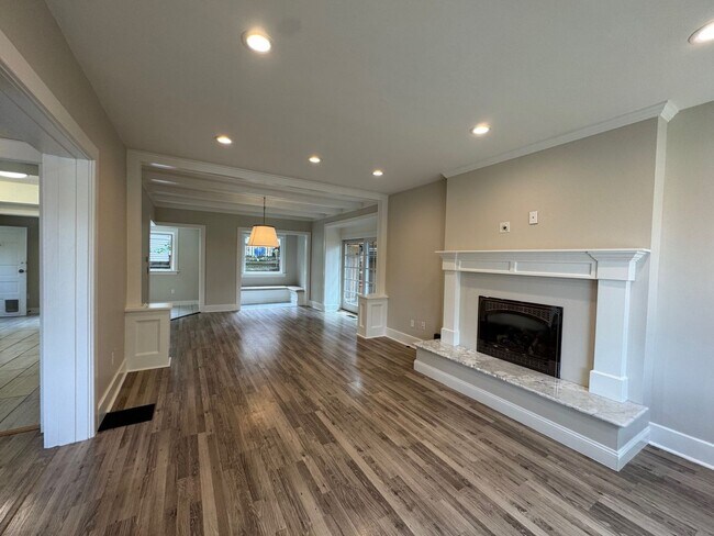 Building Photo - Warm & cozy 5 bed 2.5 bath home in the hea...