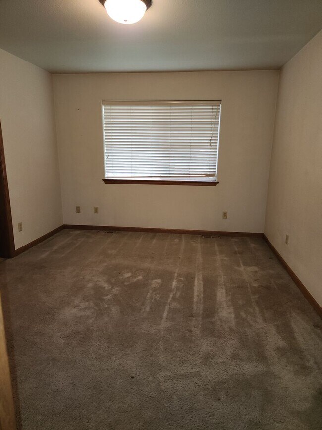 Building Photo - 3-bedroom 3 bath House