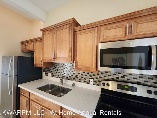 Building Photo - 1 br, 1 bath House - 416-4 Petronia Street