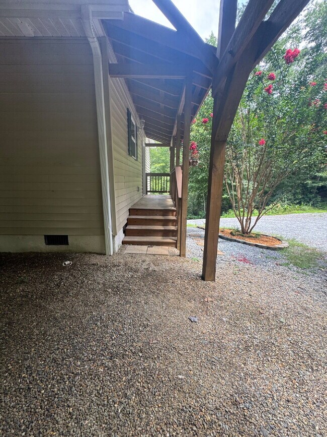 Building Photo - "Charming 3-Bed Retreat in Hendersonville ...