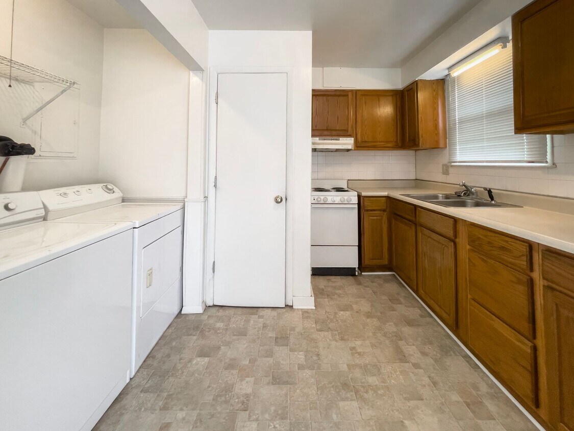 82008202 W Butternut Rd Unit 8200, Muncie, IN 47304 Room for Rent in Muncie, IN