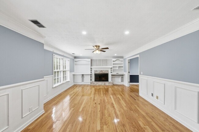Foto del edificio - 310 Crescentview Ct