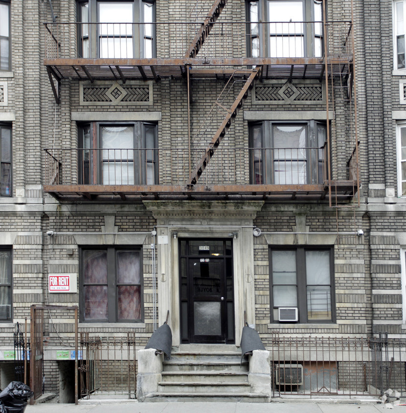 Building Photo - 3049 Hull Ave