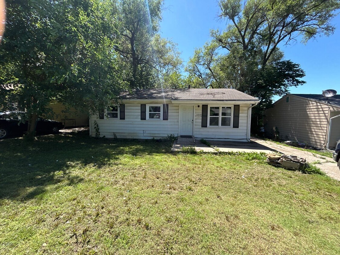 Primary Photo - 3 bed 1 Bath Huge backyard Section 8 avail...