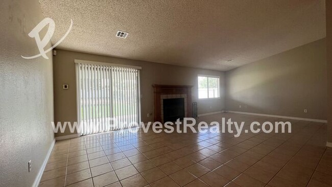 Building Photo - 3 Bed, 2 Bath Hesperia Home w/ Pool!!!