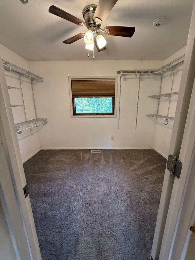 Foto del edificio - Spacious 4-Bedroom Home in Northpole Area!