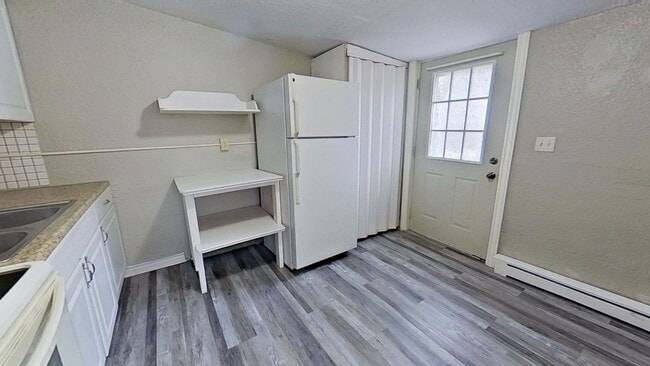 Building Photo - 2nd Floor Apartment - MOVE IN SPECIAL