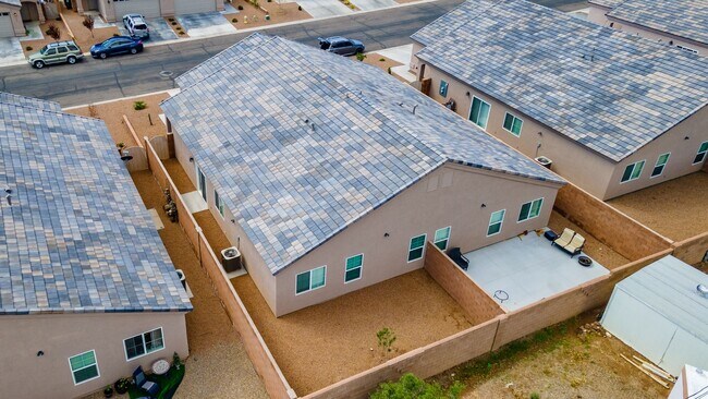 Building Photo - 3 Bedroom 2 Bathroom Home