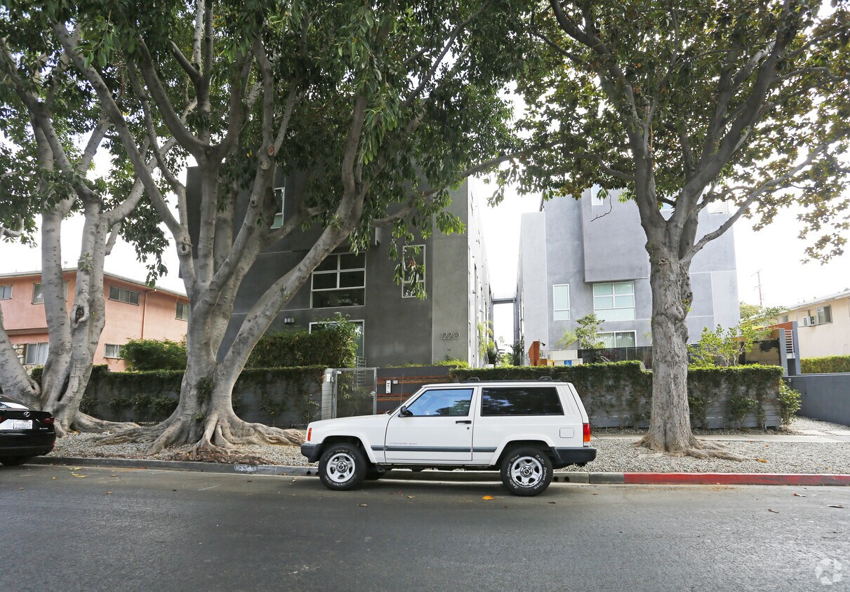 Building - 1220 N Orange Grove Ave