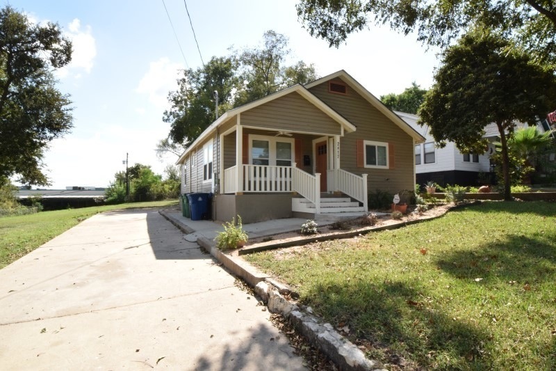 Foto principal - Updated 3/2.5 in Hip East Austin! - August...