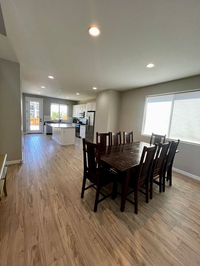 Building Photo - Modern 3-Bedroom Home Close to Gallatin Co...