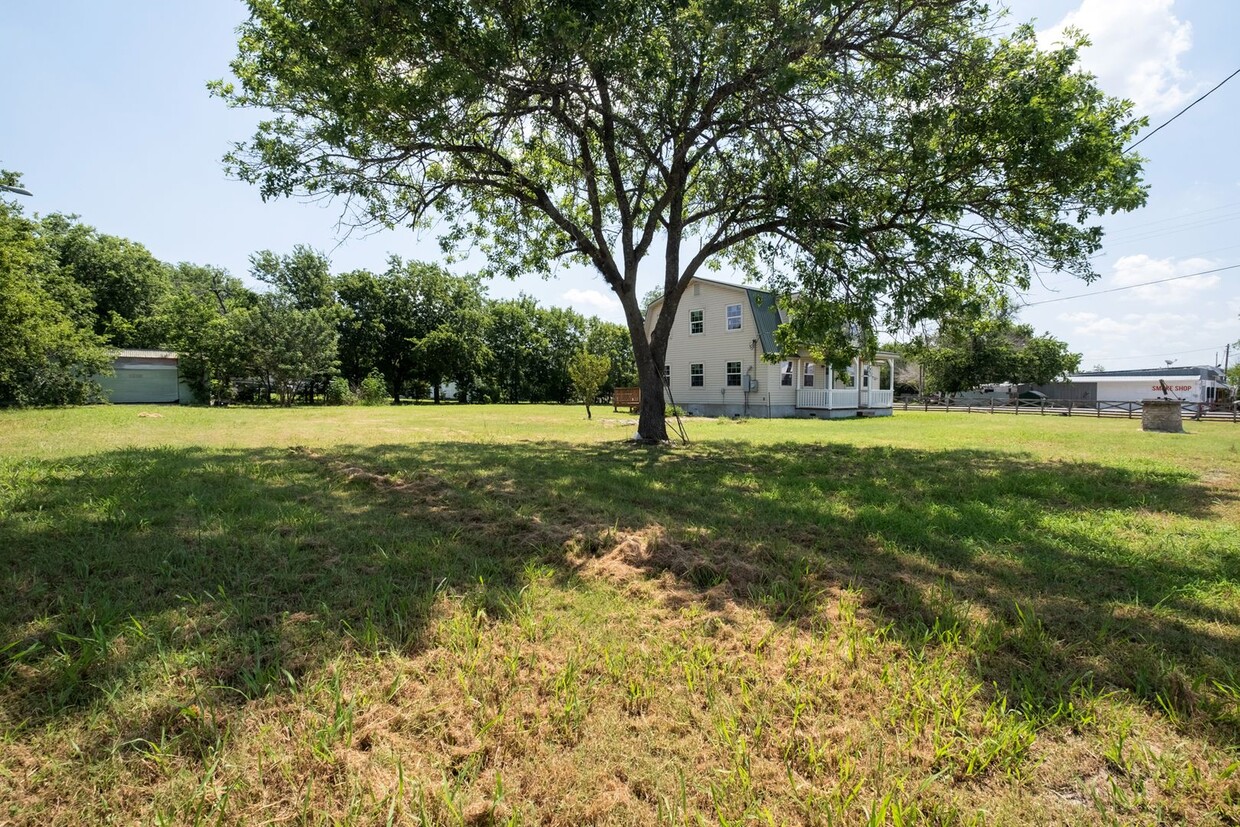 Foto principal - Charming 4-Bedroom, 2-Bathroom Farmhouse i...